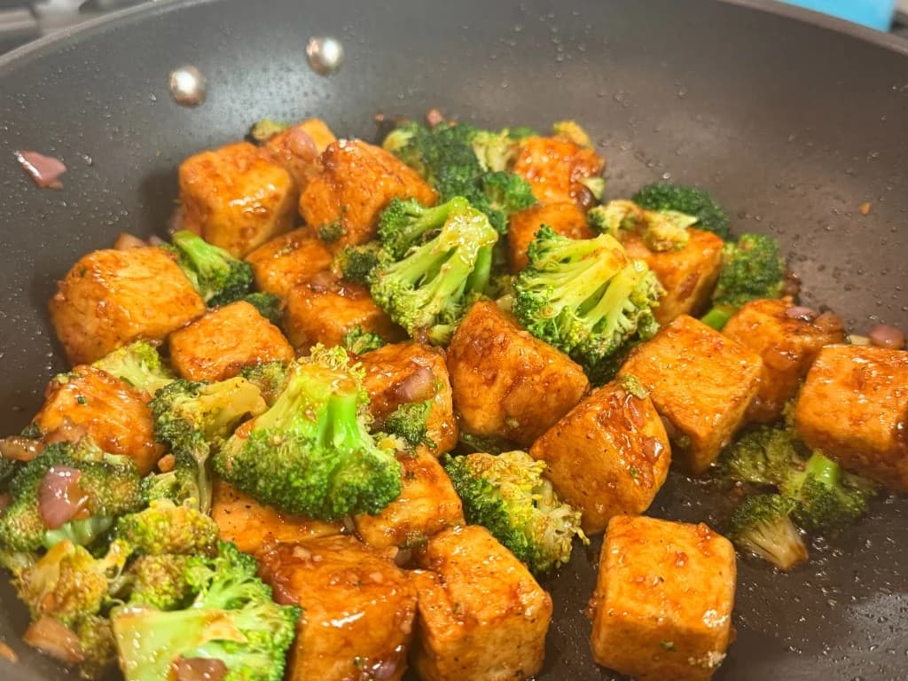 Easy Tofu & Broccoli Stir-Fry — Fast, simple, and packed with flavor — crispy tofu, tender broccoli, and a savory-sweet sauc…